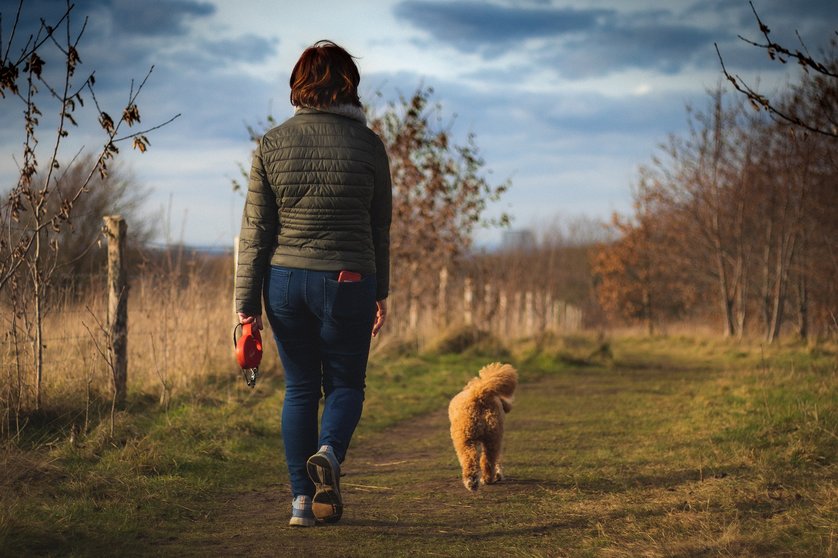 Mujer paseando a su perro