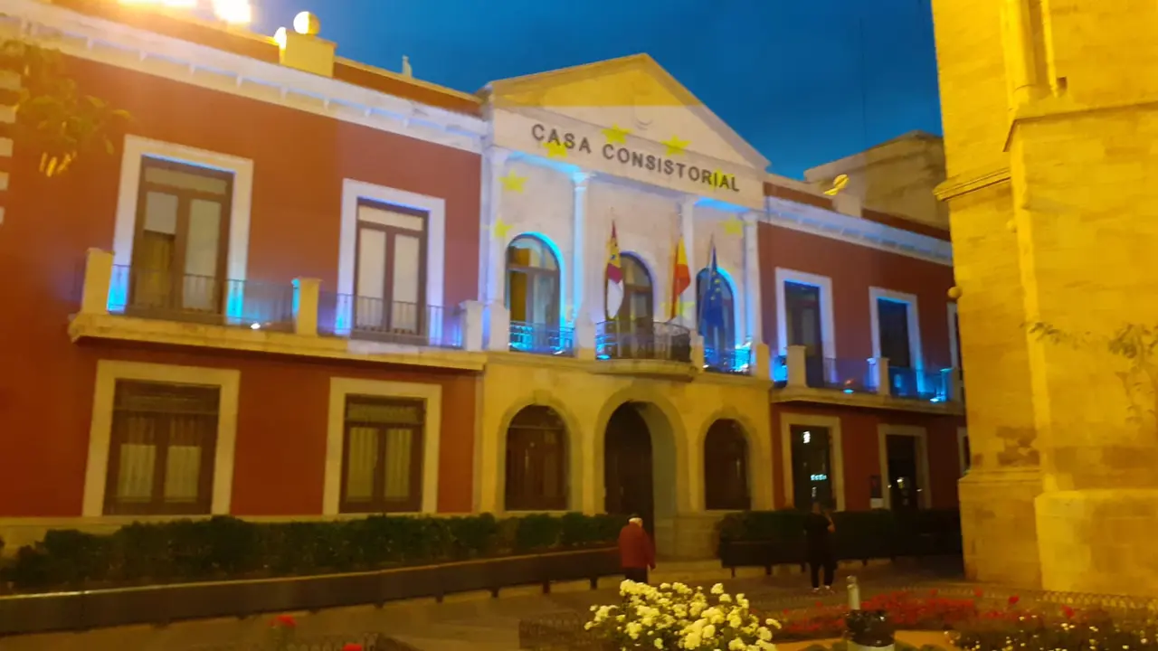 Ayuntamiento de Valdepeñas teñido de azul