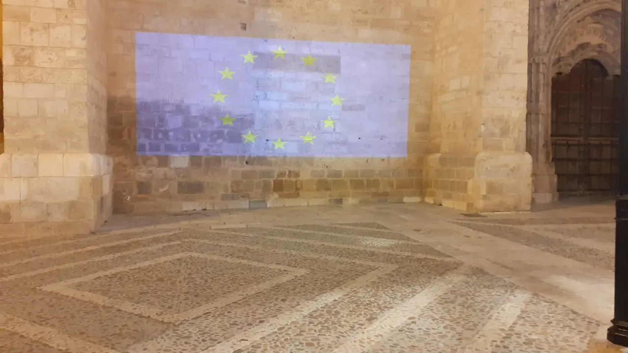 Iglesia de la Asunción con la bandera de la UE