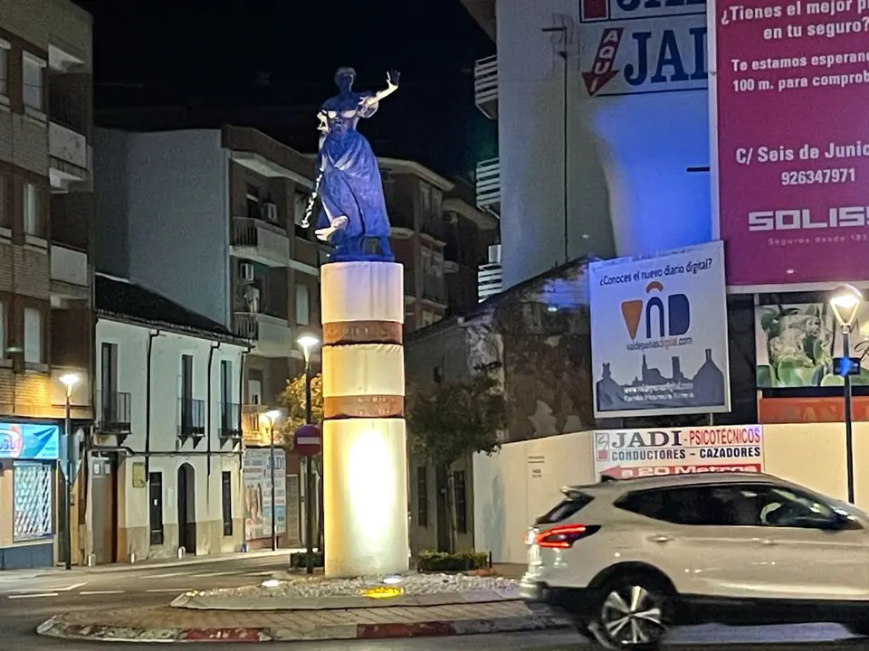 Escultura de La Galana teñida de Azul
