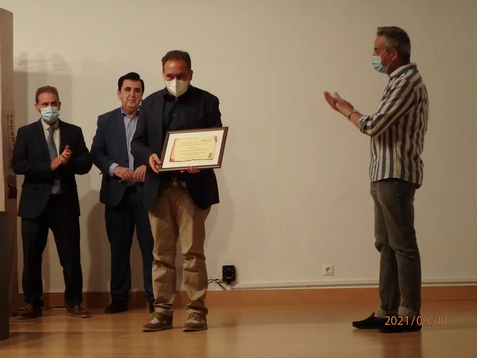 Fernando Lozano recibiendo la placa del Valdepeñero Ausente