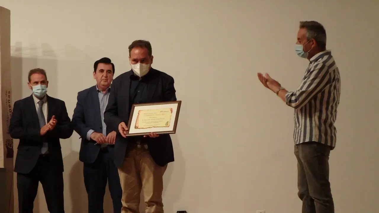 Fernando Lozano recibiendo la placa del Valdepeñero Ausente