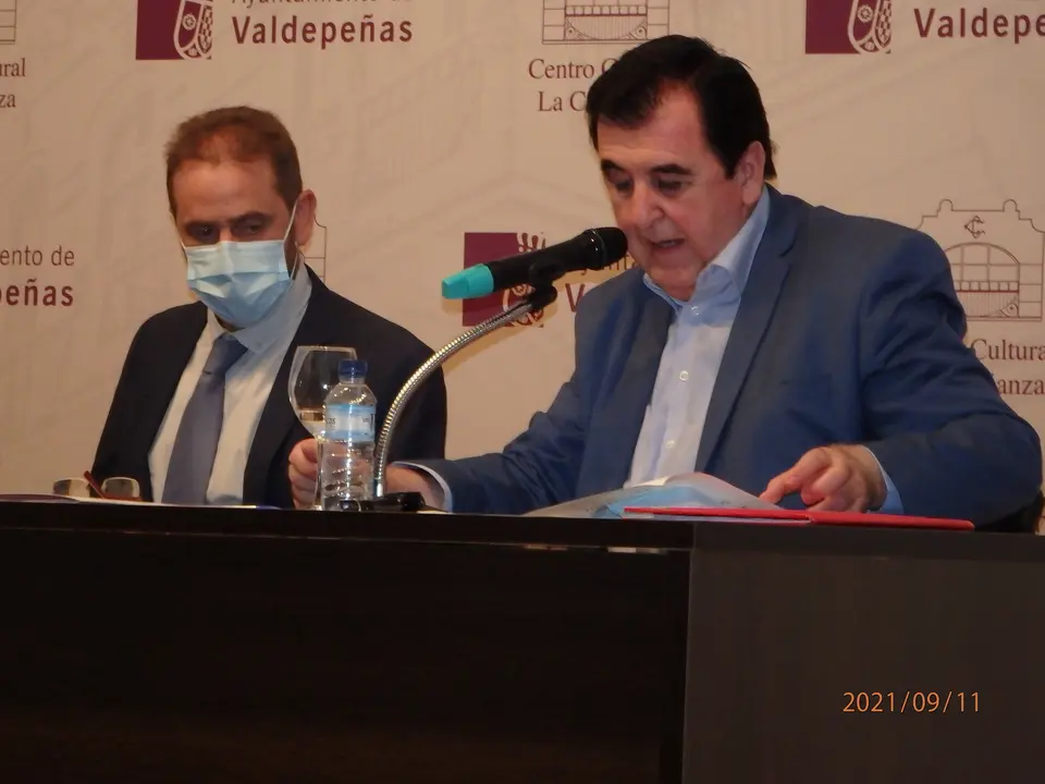 Acto del Valdepeñero Ausente