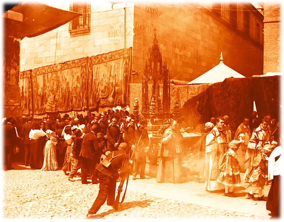 Procesión del Corpus Christi con la famosa Custodia de Arfe recorriendo las Calles de Toledo. Finales del Siglo XIX. Fotografía de Pedro Román. Fondo Rodríguez. AHP Toledo.