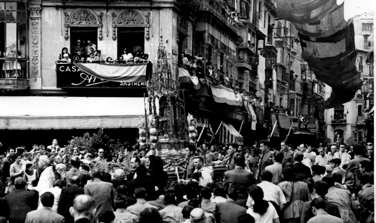 La Custodia de Arfe haciendo su entrada en la plaza de Zocodover de Toledo en la procesión del Corpus Christi. 1950. Fondo Rodríguez. AHP Toledo.