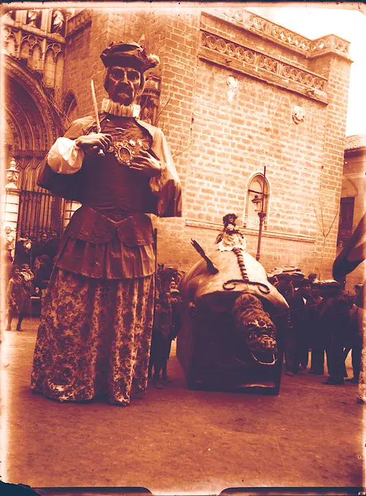 La famosa Tarasca y uno de los gigantones típicos de las fiestas del Corpus de Toledo. Años 20. Fotografía Pedro Román. Fondo Rodríguez. AHP Toledo.