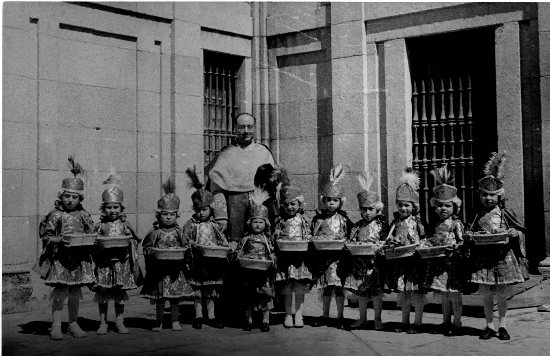 Grupo de niños vestidos de pajes en la Catedral para la celebración de la procesión del Corpus de Toledo. 1950. Fondo Rodríguez. AHP Toledo.