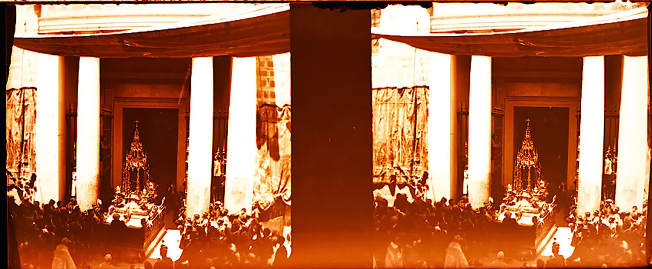 Fotografía estereoscópica de la Custodia de Arfe saliendo por la Puerta Llana de la Catedral de Toledo en la Procesión del Corpus Christi. Finales del S.XIX. Fotografía Pedro Román. AHP Toledo.