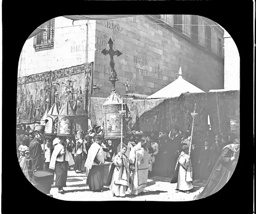 La Cruz de Alfonso V de Portugal abriendo la procesión del Corpus Christi en Toledo. Años 20. Fondo Rodríguez. AHP Toledo.