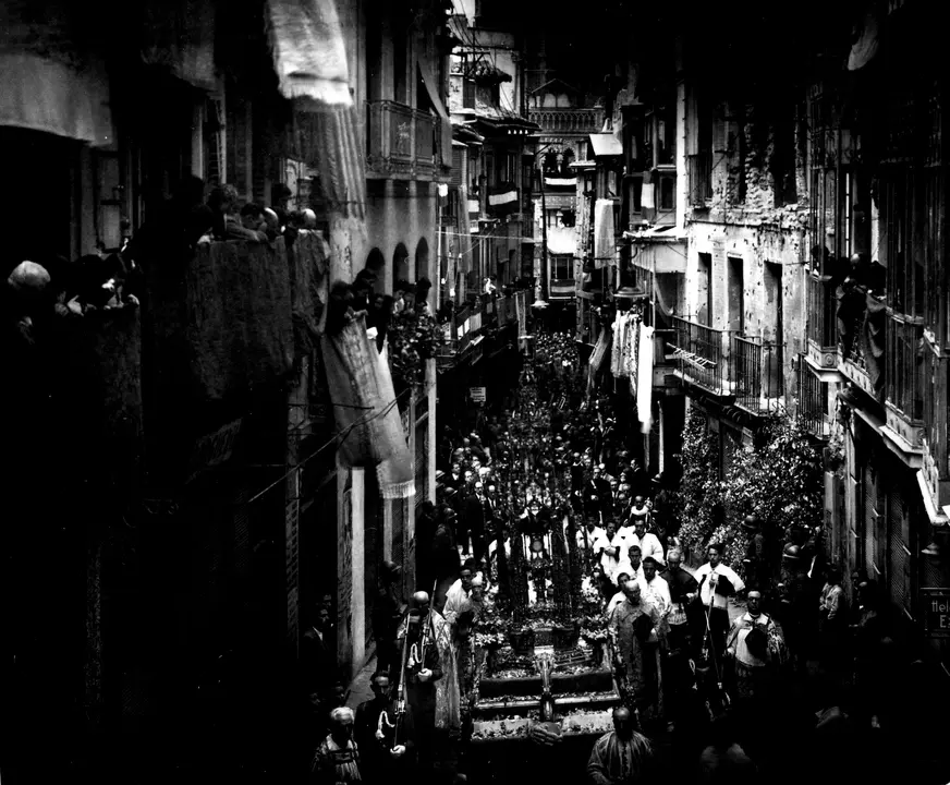 La Custodia de Arfe y todo el cortejo procesional a su paso por la calle del Comercio en la procesión del Corpus de Toledo. 1950. Fondo Rodríguez. AHP Toledo.