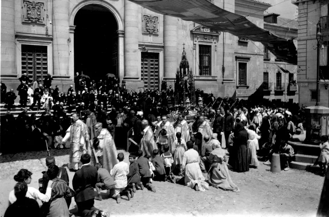 9) Personas arrodillas al paso de la Custodia por la plaza del padre Juan de Mariana en el Corpus de Toledo. 1950. Fondo Rodríguez. AHP Toledo.