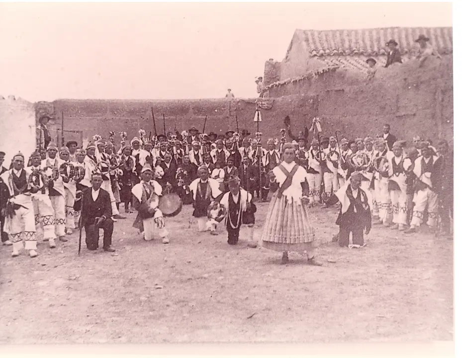 Pecados y Danzantes del Corpus de Camuñas (Toledo). Comienzos del S.XX. Fondo Los Legados de la Tierra. Archivo de la Imagen de Castilla-La Mancha.