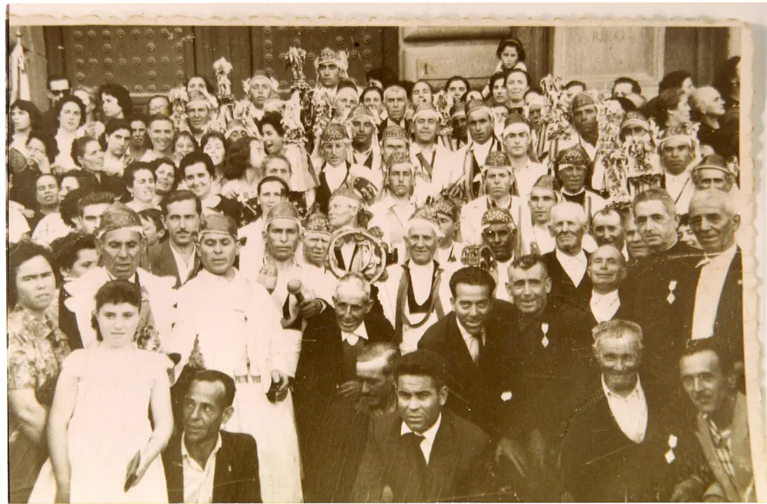 Pecados y danzantes del Corpus de Camuñas (Toledo). Años 50. Fondo Los Legados de la Tierra. Archivo de la Imagen de Castilla-La Mancha.