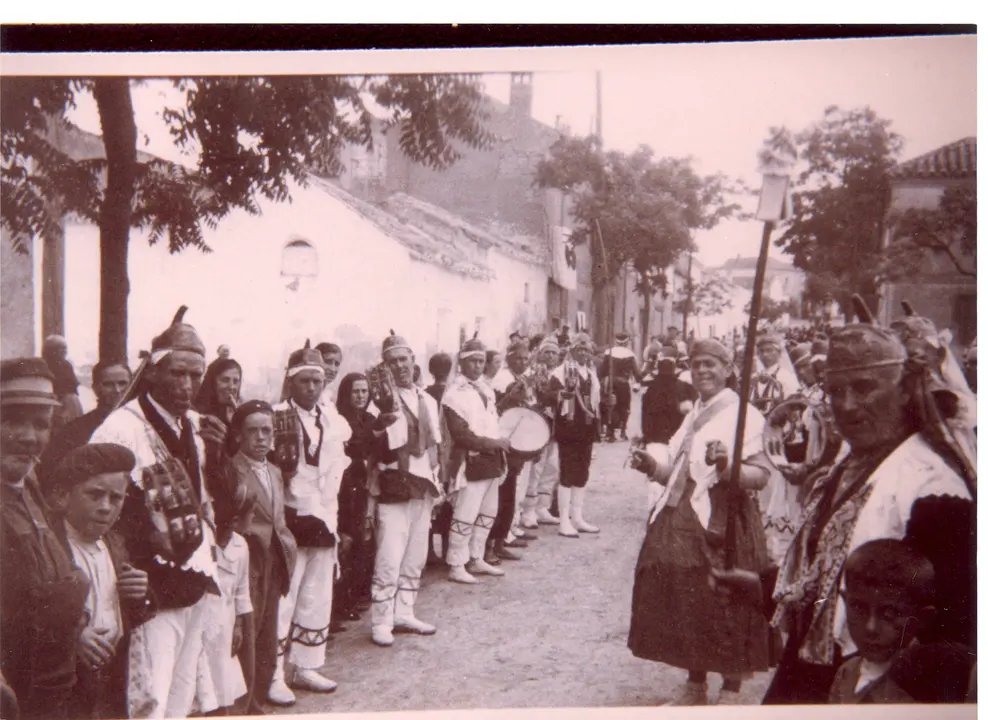 Danzantes durante la celebración del Corpus de Camuñas (Toledo).1948. Fondo Los Legados de la Tierra. Archivo de la Imagen de Castilla-La Mancha.
