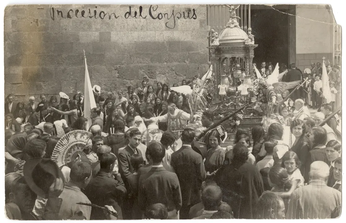 Salida de la Custodia de la Catedral de San Juan Bautista de Albacete durante la procesión del Corpus Christi. Años 30. Fondo Luis Escobar. AHP Toledo.