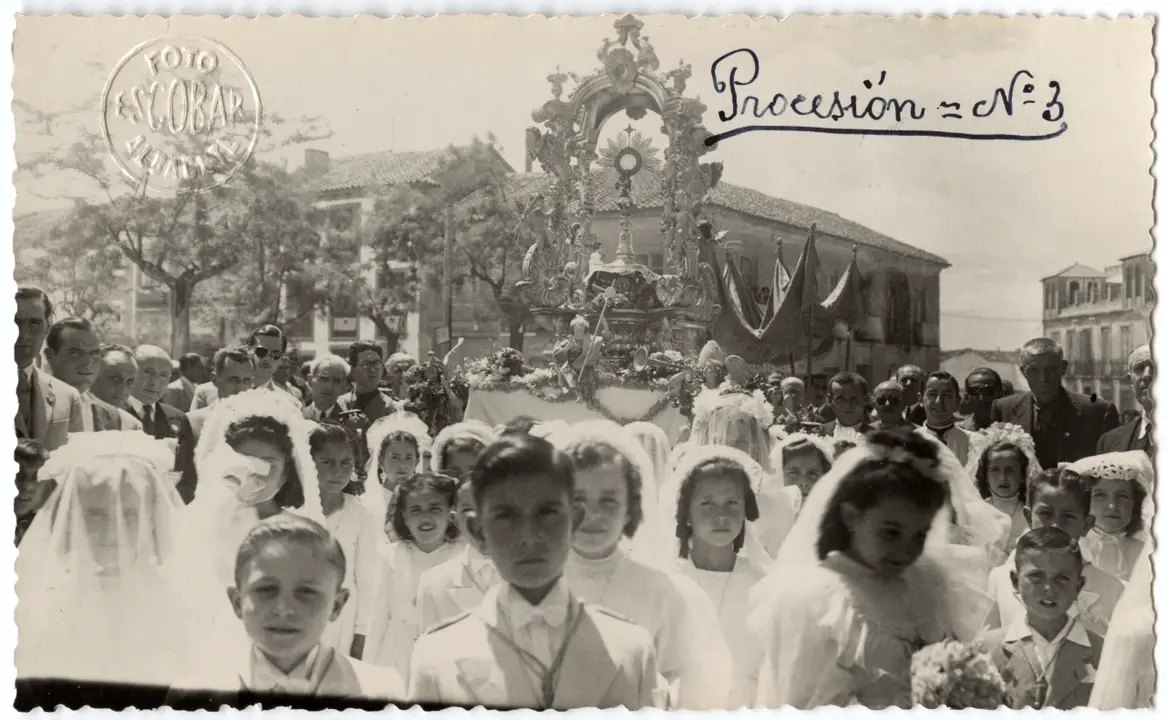 Niños y Niñas de Primera Comunión preceden a la Custodia en la procesión del Corpus de Albacete. Años 30. Fondo Luis Escobar. AHP Toledo.