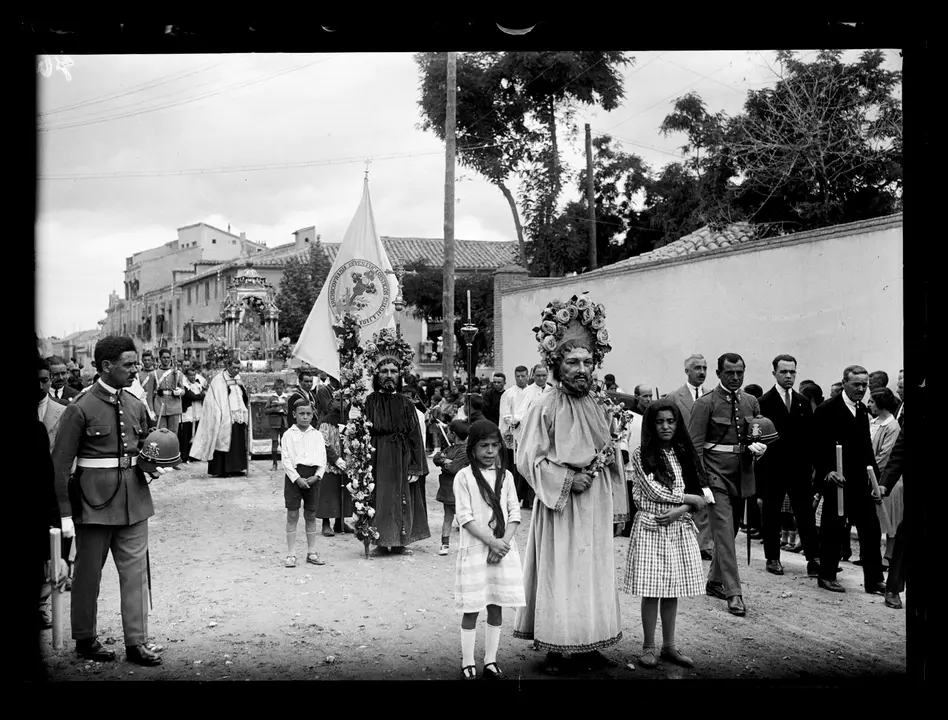Procesión del Corpus Christi de Guadalajara con los apóstoles y estandartes de la Archicofradía del Jueves Eucarístico de Guadalajara. 1928. Fondo Goñi. AHP Guadalajara.