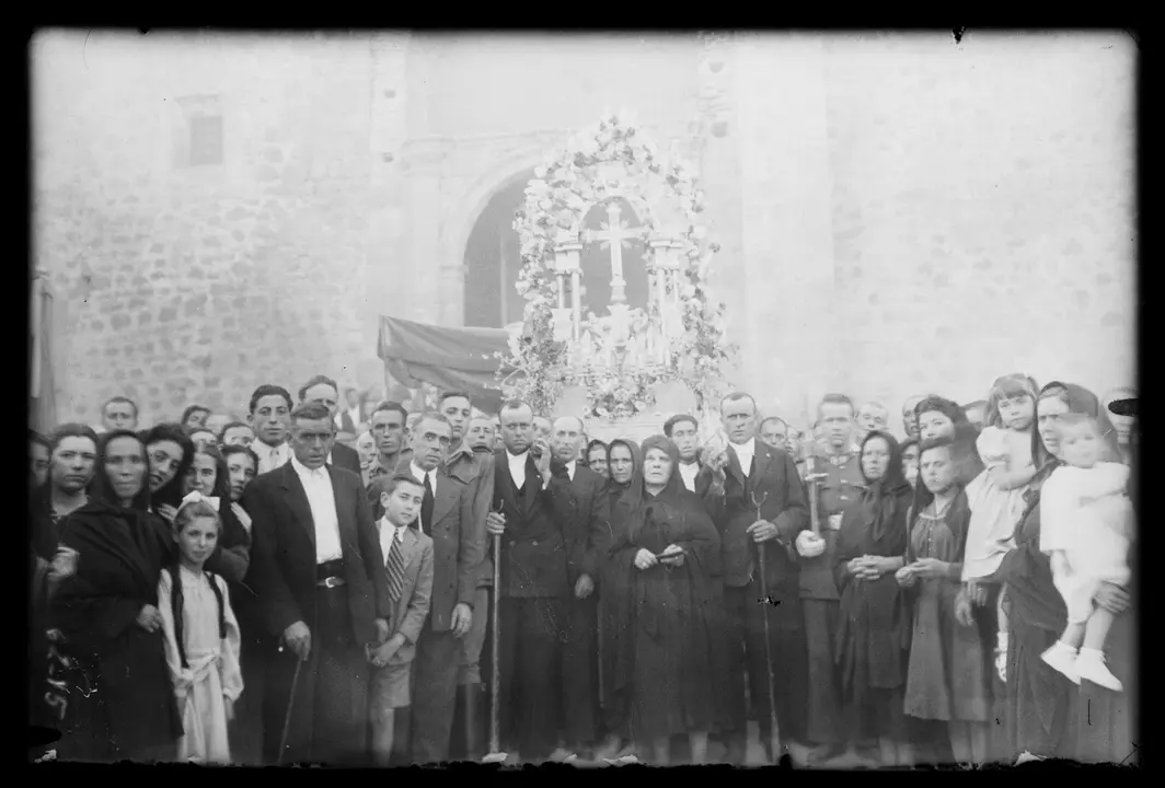 Procesión religiosa en El Bonillo (Albacete) probablemente durante la festividad del Corpus. 1940. Fondo Luis Escobar. AHP Toledo.