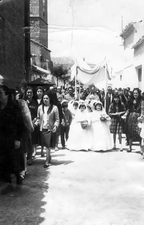 Niñas de Primera Comunión delante del paso de la Custodia en la Procesión del Corpus de Munera (Albacete). Años 50. Fondo Los Legados de la Tierra. Archivo de la Imagen de Castilla-La Mancha.