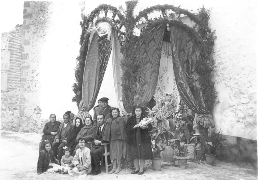 Grupo de personas ante un altar montado en la calle para el paso de la procesión. Años 40. Membrilla (Ciudad Real). Fondo Los Legados de la Tierra. Archivo de la Imagen de Castilla-La Mancha.