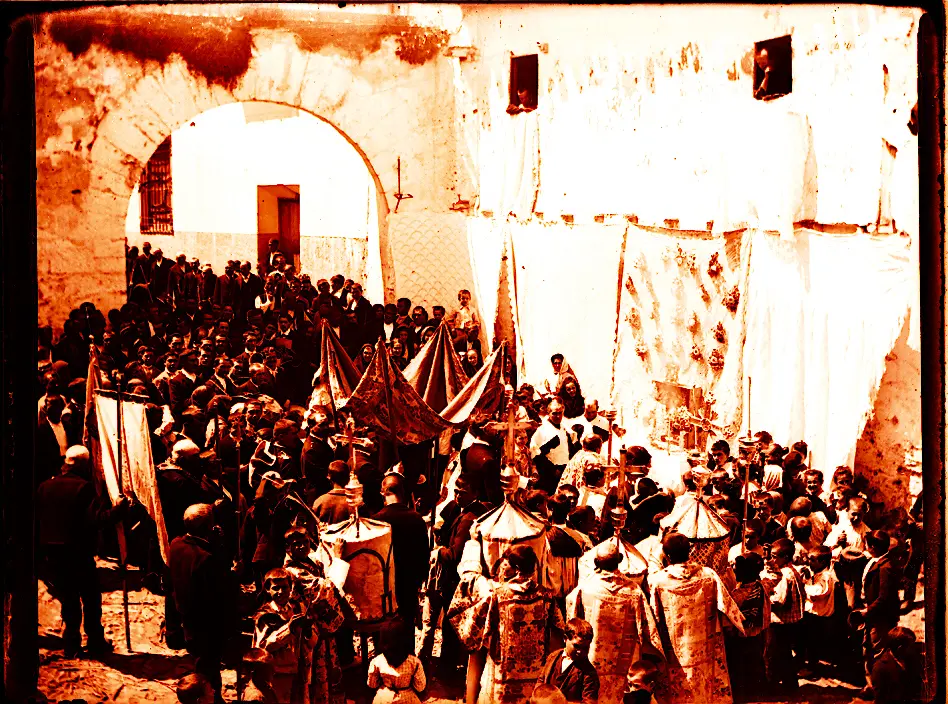 Procesión del Corpus a su llegada al altar de la Fuente Nueva. Alcaraz (Albacete). 1907. Fotografía de Pedro Román. Fondo Rodríguez. AHP Toledo.