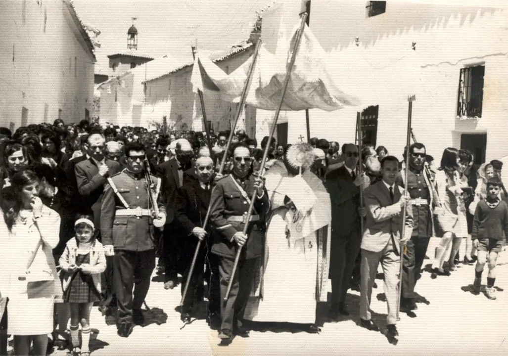 La Custodia con el Santísimo recorre bajo palio las calles de Alhambra (Ciudad Real) durante la procesión del Corpus Christi. Años 60. Fondo Los Legados de la Tierra. Archivo de la Imagen de Castilla-La Mancha.