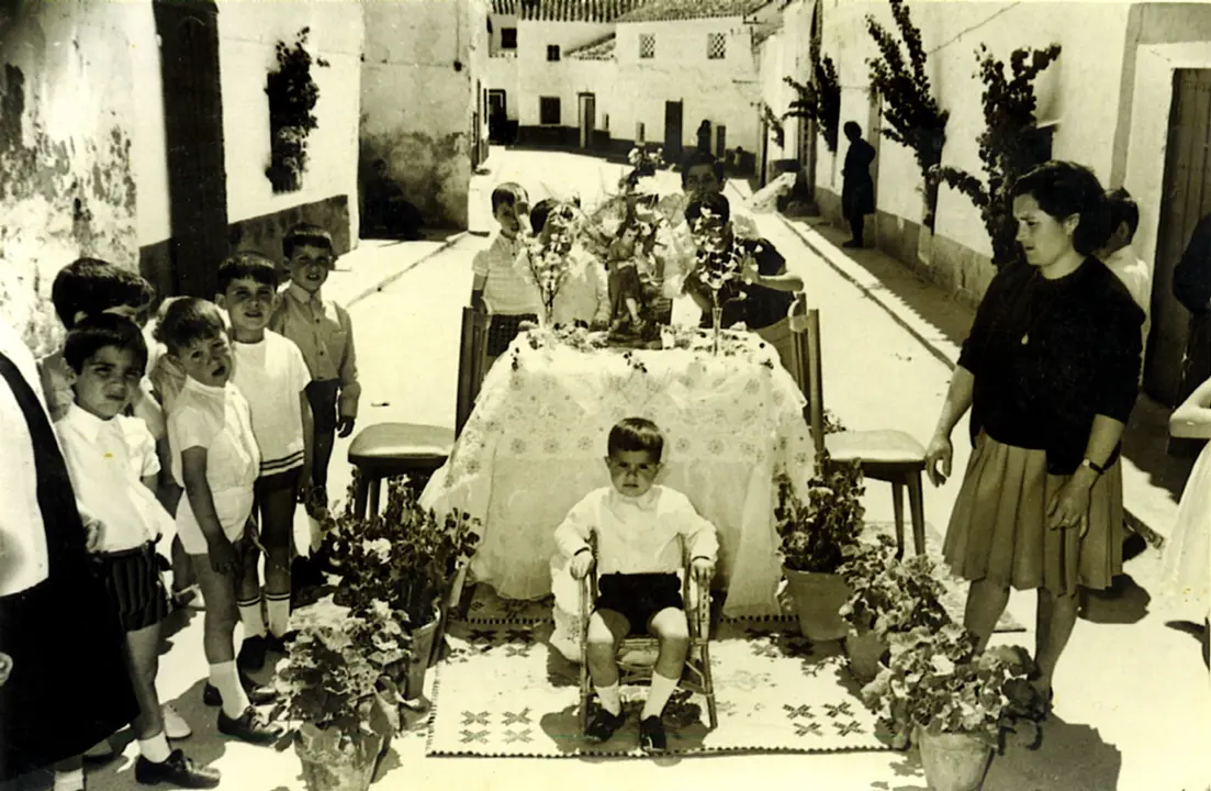 Altar en la calle preparado para el paso de la procesión del Corpus rodeado de niños. Años 60. Alhambra (Ciudad Real). Fondo Los Legados de la Tierra. Archivo de la Imagen de Castilla-La Mancha.
