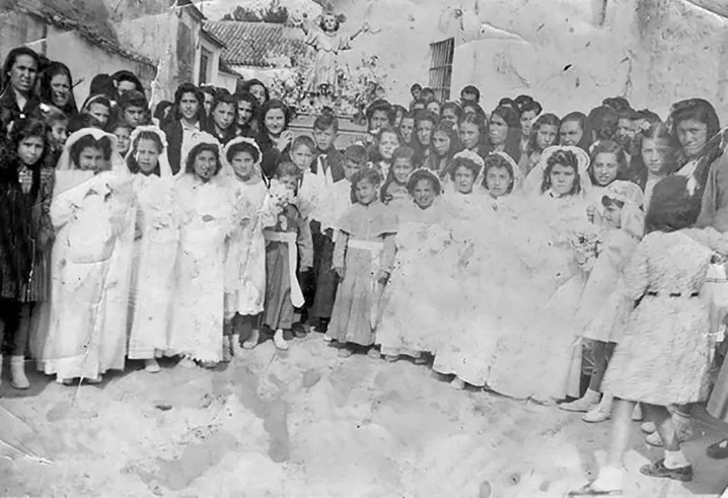 Grupo de niños y niñas vestidos de Primera Comunión durante la Procesión del Corpus Christi de Fuentealbilla (Albacete).1940. Fondo Los Legados de la Tierra. Archivo de la Imagen de Castilla-La Mancha.