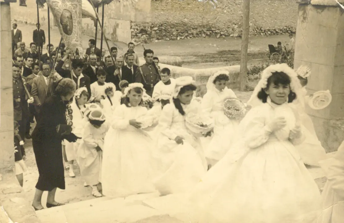Procesión del Corpus Christi encabezada por las niñas de Primera Comunión. 1940. Esquivias (Toledo). Fondo Los Legados de la Tierra. Archivo de la Imagen de Castilla-La Mancha.