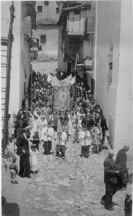 Procesión del Corpus Christi por la calle de la Cruz. Mira (Cuenca). 1949. Fondo Los Legados de la Tierra. Archivo de la Imagen de Castilla-La Mancha.
