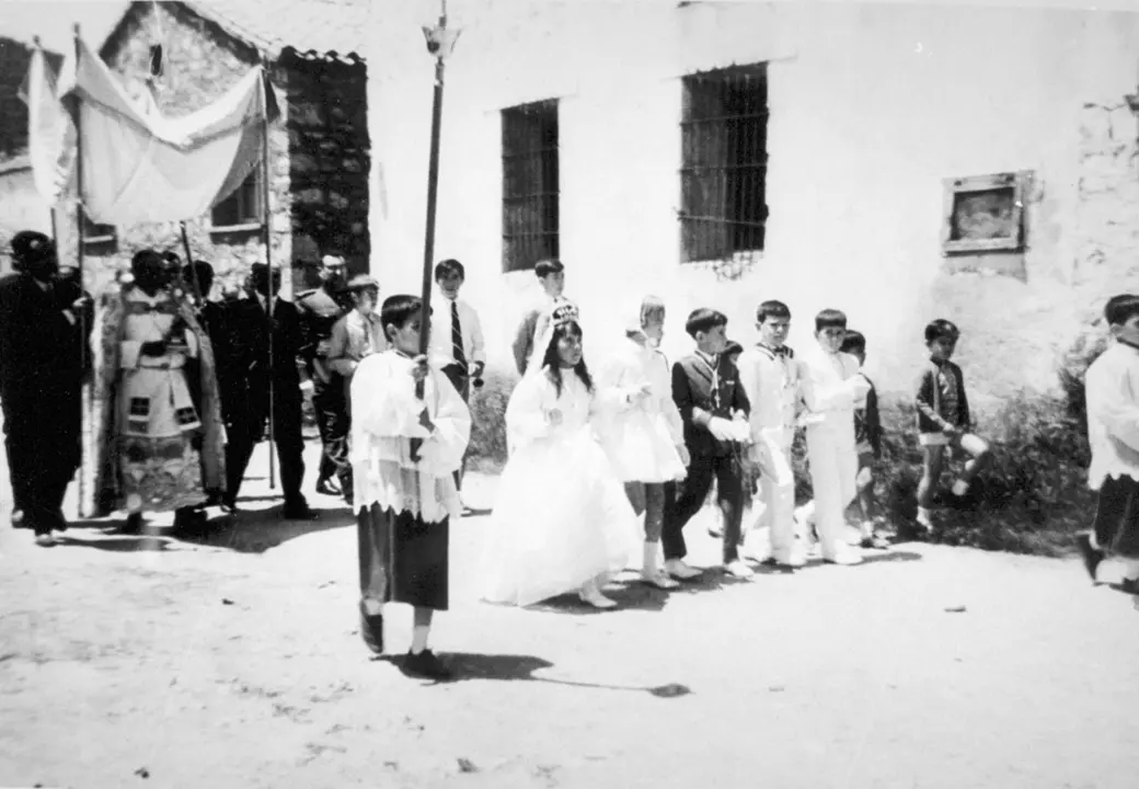 Procesión del Corpus de Uña (Cuenca) precedida por los niños y niñas de la Primera Comunión. Años 60. Fondo Los Legados de la Tierra. Archivo de la Imagen de Castilla-La Mancha.
