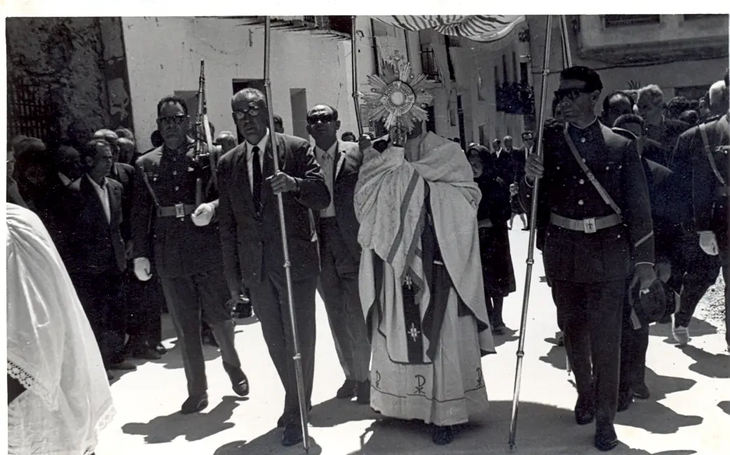 Custodia bajo palio recorriendo las calles de Letur (Albacete) durante la procesión del Corpus Chisti.1970. Fondo Los Legados de la Tierra. Archivo de la Imagen de Castilla-La Mancha.