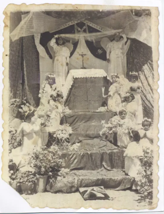 Grupo de niñas vestidas de angelitos en un altar montado en la calle en Mohedas de la Jara (Toledo). 1950. Fondo Los Legados de la Tierra. Archivo de la Imagen de Castilla-La Mancha.