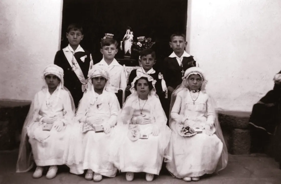 Niñas y niños de Primera Comunión preparados para la procesión. Lagartera (Toledo). Años 30. Fondo Los Legados de la Tierra. Archivo de la Imagen de Castilla-La Mancha.