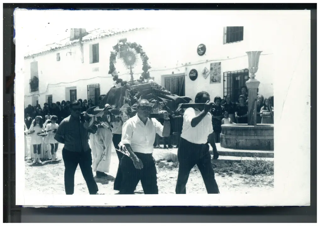 Procesión del Corpus Christi por las calles de Casas de Lázaro (Albacete). Años 60. Fondo Los Legados de la Tierra. Archivo de la Imagen de Castilla-La Mancha.