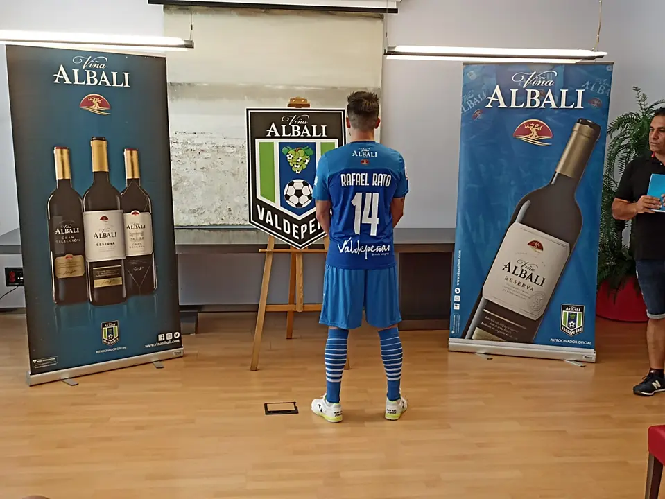 Primera equipación del Viña Albali Valdepeñas 2022-2023