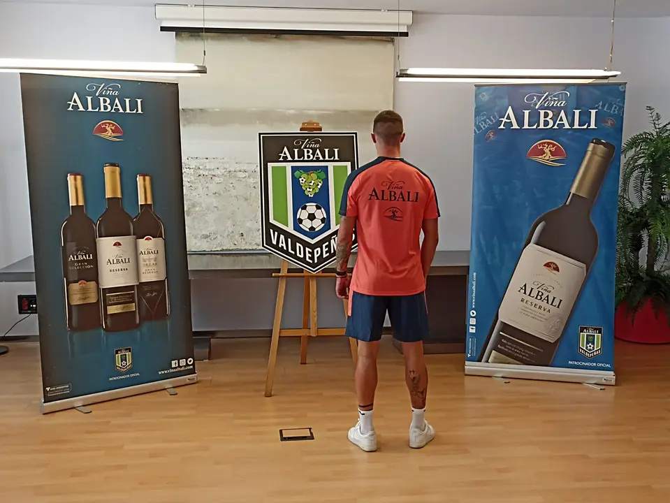 Ropa de calle del Viña Albali Valdepeñas 2022-2023