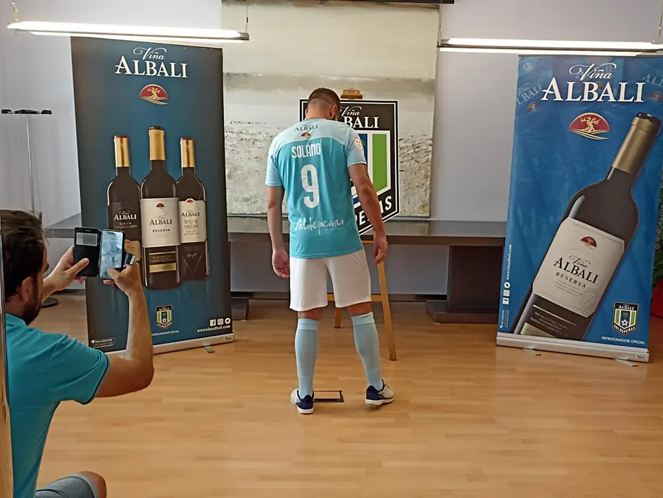 Tercera equipación del Viña Albali Valdepeñas 2022-2023 y segunda equipación de portero