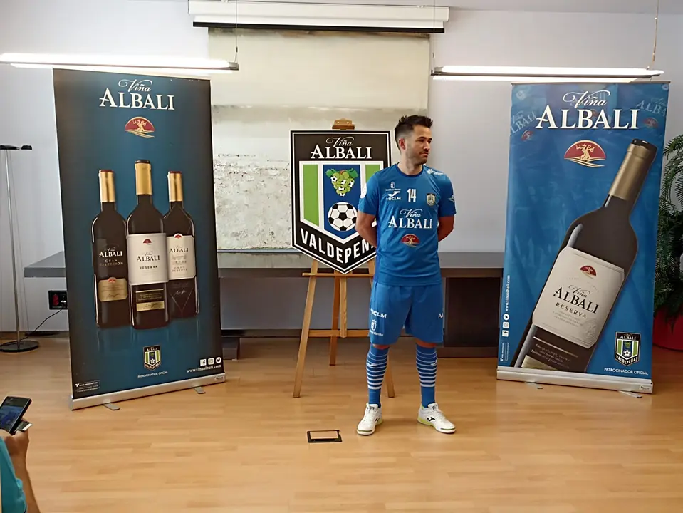 Primera equipación del Viña Albali Valdepeñas 2022-2023