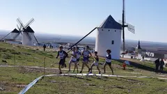 Atletas del Sistemas Valcom Valdepe&ntilde;as Athletics Club haciendo el Cross de Campo de Criptana