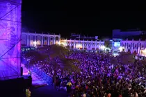 La plaza de Espa&ntilde;a llena viendo a &Aacute;lvaro de Luna en las Fiestas del Vino 2022