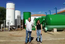El concejal responsable del servicio y la directora de Aqualia en Valdepeñas