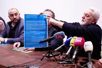 Criado muestra el manifiesto institucional que se leera en Argamasilla de Calatrava el 11 de junio