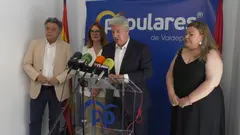 Candida Tercero y Rosario Porras del PP de Valdepe&ntilde;as con los senadores populares Leopoldo Sierra y Miguel &Aacute;ngel de la Rosa