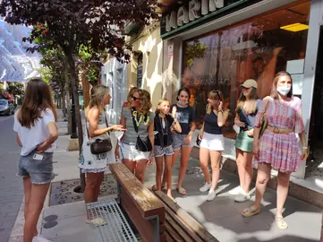 Familiares con y sin mascarilla en la calle.