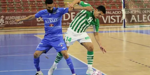 Humberto y Bocao peleando por el balón en un Viña Albali Valdepeñas vs Betis
Foto: Betis