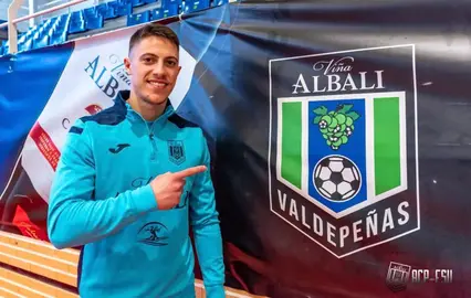 Lazarevic con la sudadera de entrenamiento del Viña Albali Valdepeñas
Foto: ACP-FSV