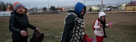 Familia ucraniana llegando a Polonia
Foto: EFE/EPA/WOJTEK JARGILO