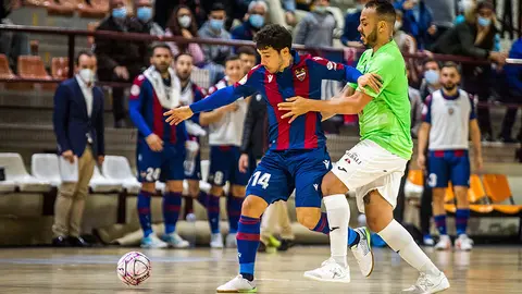 Roger y Matheus Preá pugnando por un balón en el Levante UD 0-2 Viña Albali Valdepeñas
Foto: LNFS