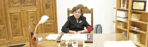 Doña Inés en el despacho